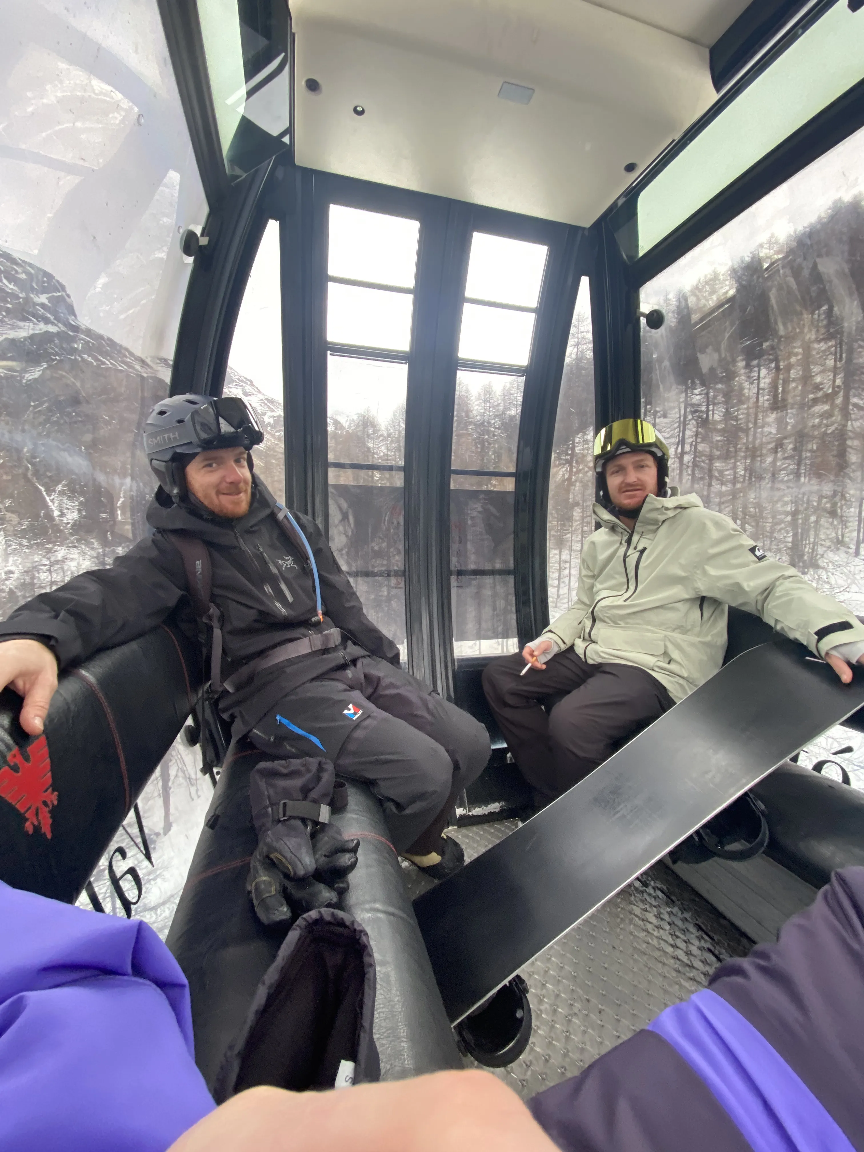 Montagnes enneigées au lever de soleil